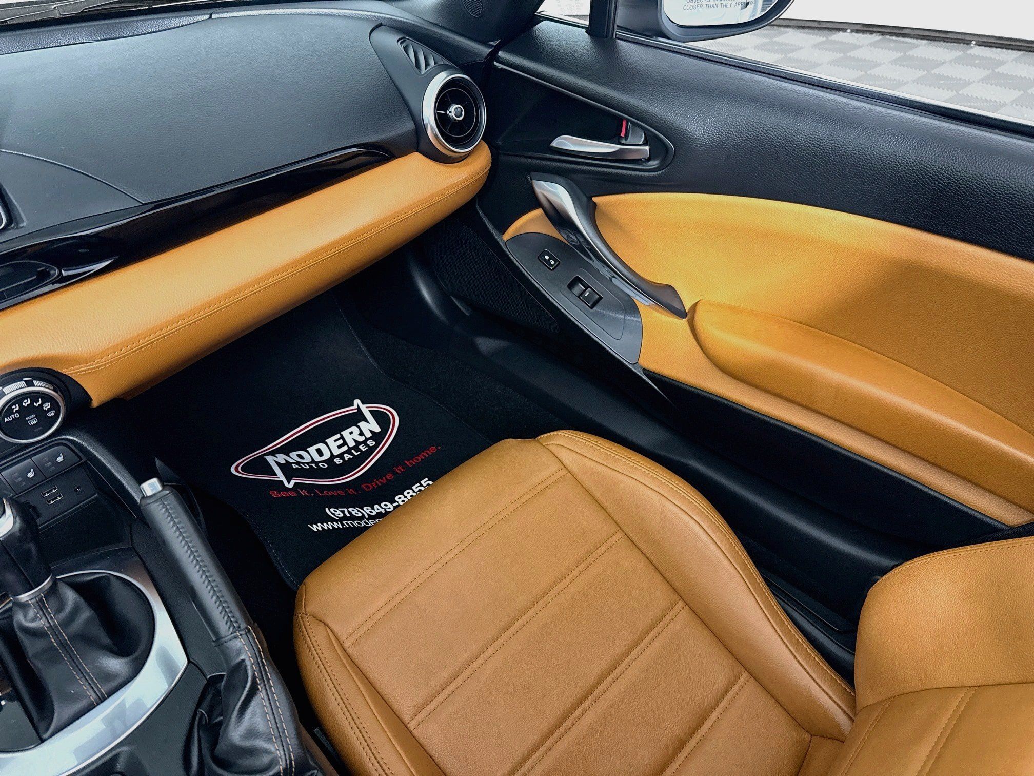 Used 2018 FIAT 124 Spider Lusso w/ Navigation & Sound Group RWD image 32