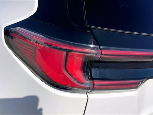 Used 2025 GMC Acadia Elevation image 28