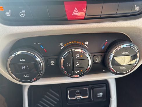 Used 2015 Jeep Renegade Limited image 22