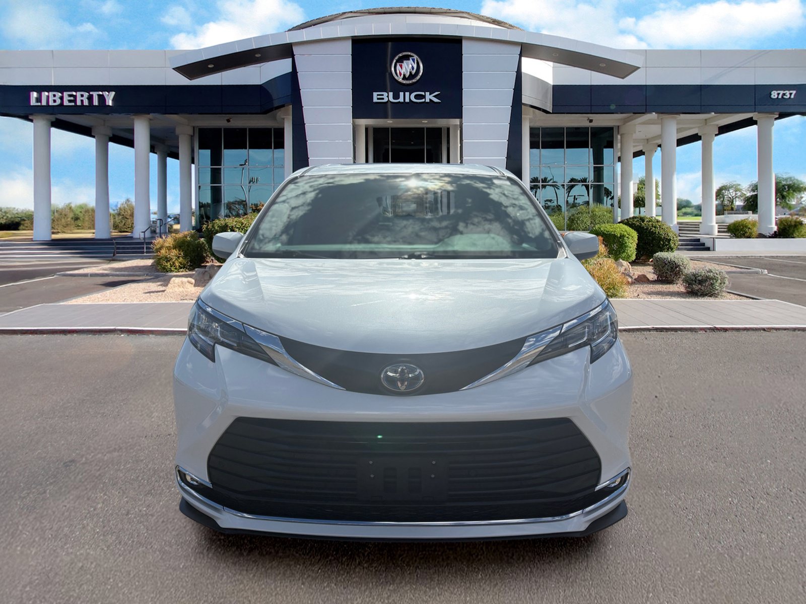 Used 2023 Toyota Sienna XLE FWD image 8