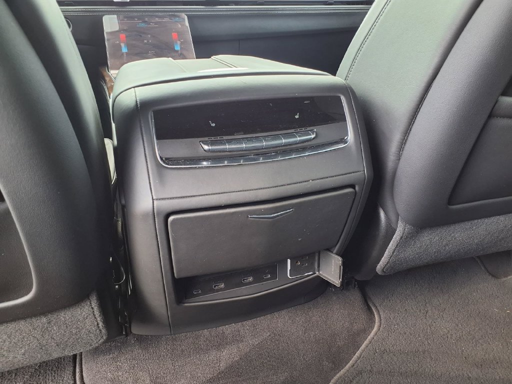Used 2025 Cadillac Escalade Sport Platinum AWD/4WD image 17