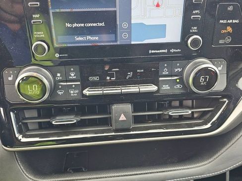 Used 2022 Toyota Highlander XLE FWD image 11