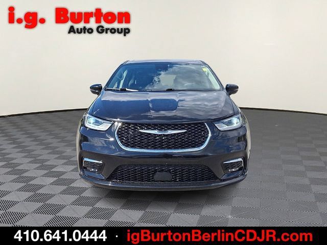 Used 2024 Chrysler Pacifica Touring-L FWD image 2