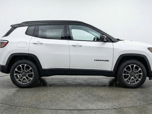 Used 2025 Jeep Compass Trailhawk image 11