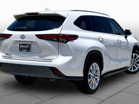 Used 2021 Toyota Highlander Limited FWD image 12