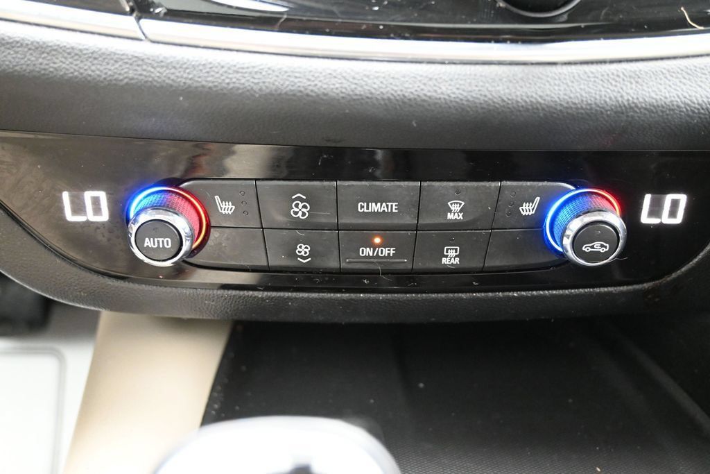 Used 2018 Buick Enclave Essence AWD/4WD image 19