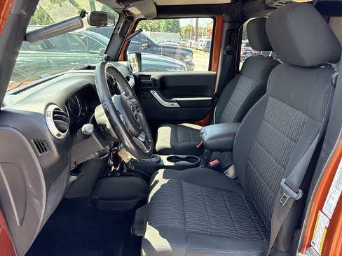 Used 2011 Jeep Wrangler Unlimited Sahara w/ Connectivity Group AWD/4WD image 9