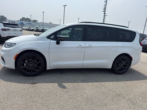 New 2026 Chrysler Pacifica Select w/ S Appearance Package FWD image 6