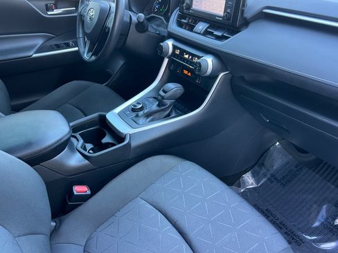 Used 2021 Toyota RAV4 XLE w/ XLE Grade Weather Package AWD/4WD image 20