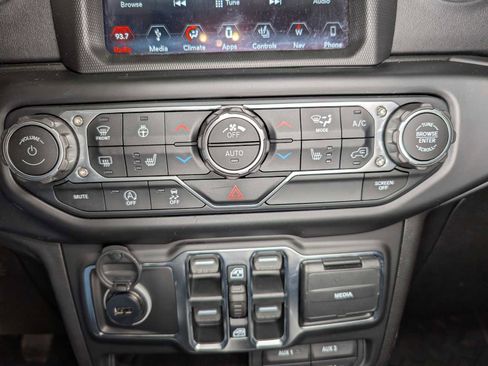 Used 2019 Jeep Wrangler Unlimited Sahara AWD/4WD image 38