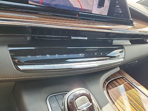 Used 2024 Cadillac Escalade ESV Premium Luxury image 33