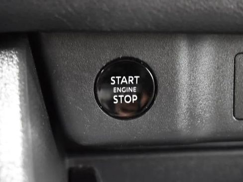 Used 2025 Nissan Rogue SV FWD image 29