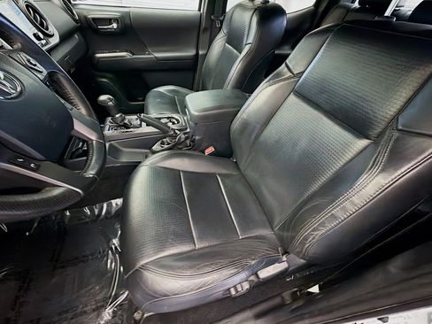 Used 2019 Toyota Tacoma TRD Sport AWD/4WD image 11