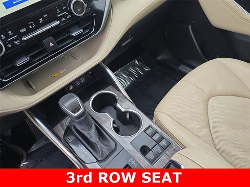 Used 2024 Toyota Highlander Limited image 26