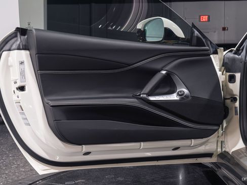 Used 2018 Ferrari 812 Superfast image 18