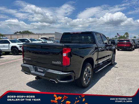 Used 2022 Chevrolet Silverado 1500 High Country w/ Z71 Off-Road Package AWD/4WD image 5