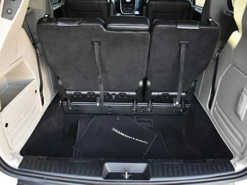 Used 2014 Chrysler Town & Country Touring-L w/ Driver Convenience Group FWD image 50