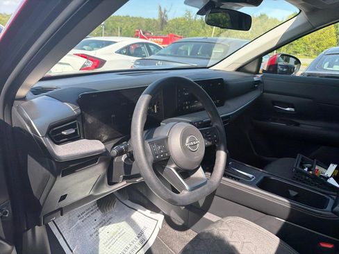 Used 2025 Nissan Kicks SV AWD/4WD image 17
