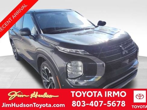 Used 2024 Mitsubishi Outlander SE image 1