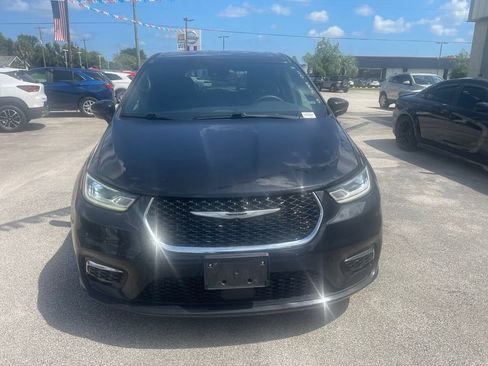 Used 2025 Chrysler Pacifica Select FWD image 3