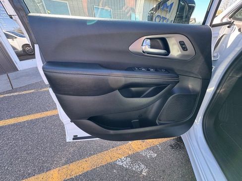 Used 2026 Chrysler Pacifica Select FWD image 33