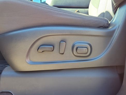 Used 2021 Nissan Titan SV w/ SV Convenience Package image 21