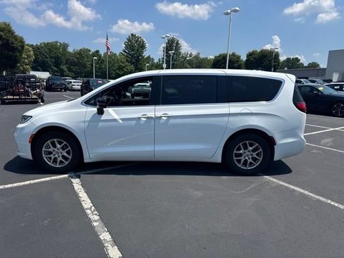 Used 2025 Chrysler Pacifica Select FWD image 8