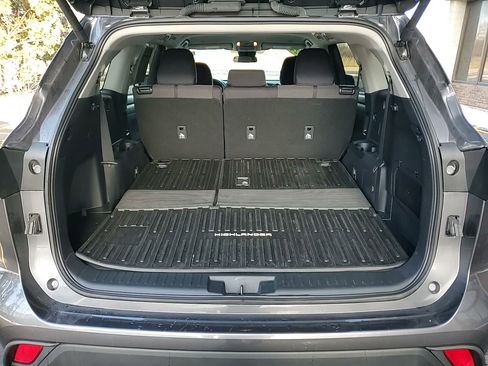 Used 2024 Toyota Highlander LE image 7