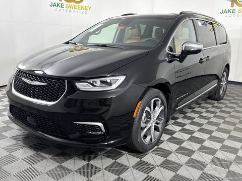 New 2026 Chrysler Pacifica Pinnacle image 4