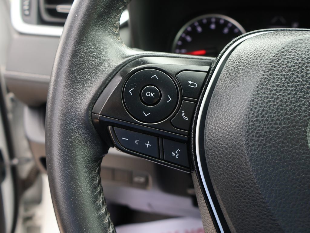Used 2020 Toyota RAV4 XLE Premium FWD image 33