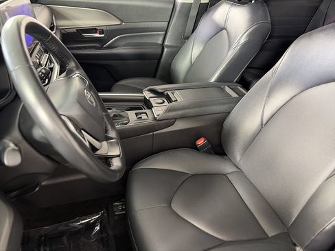 Used 2025 Toyota Grand Highlander AWD image 19