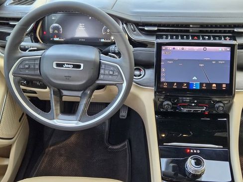 Certified 2023 Jeep Grand Cherokee Limited w/ Black Appearance Package image 27