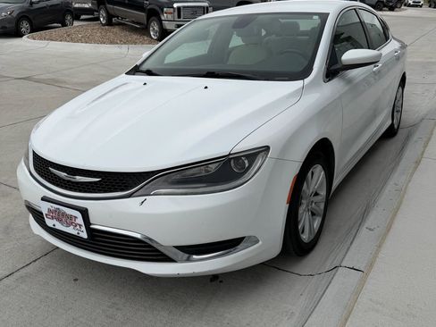 Used 2015 Chrysler 200 Limited w/ Convenience Group image 1