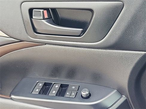 Used 2018 Toyota Highlander Plus image 19