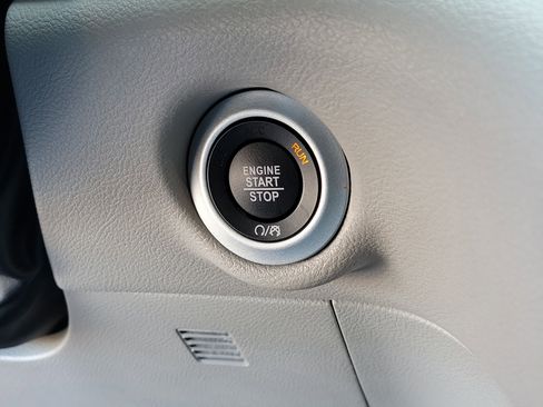 Used 2024 Chrysler Pacifica Touring-L image 28