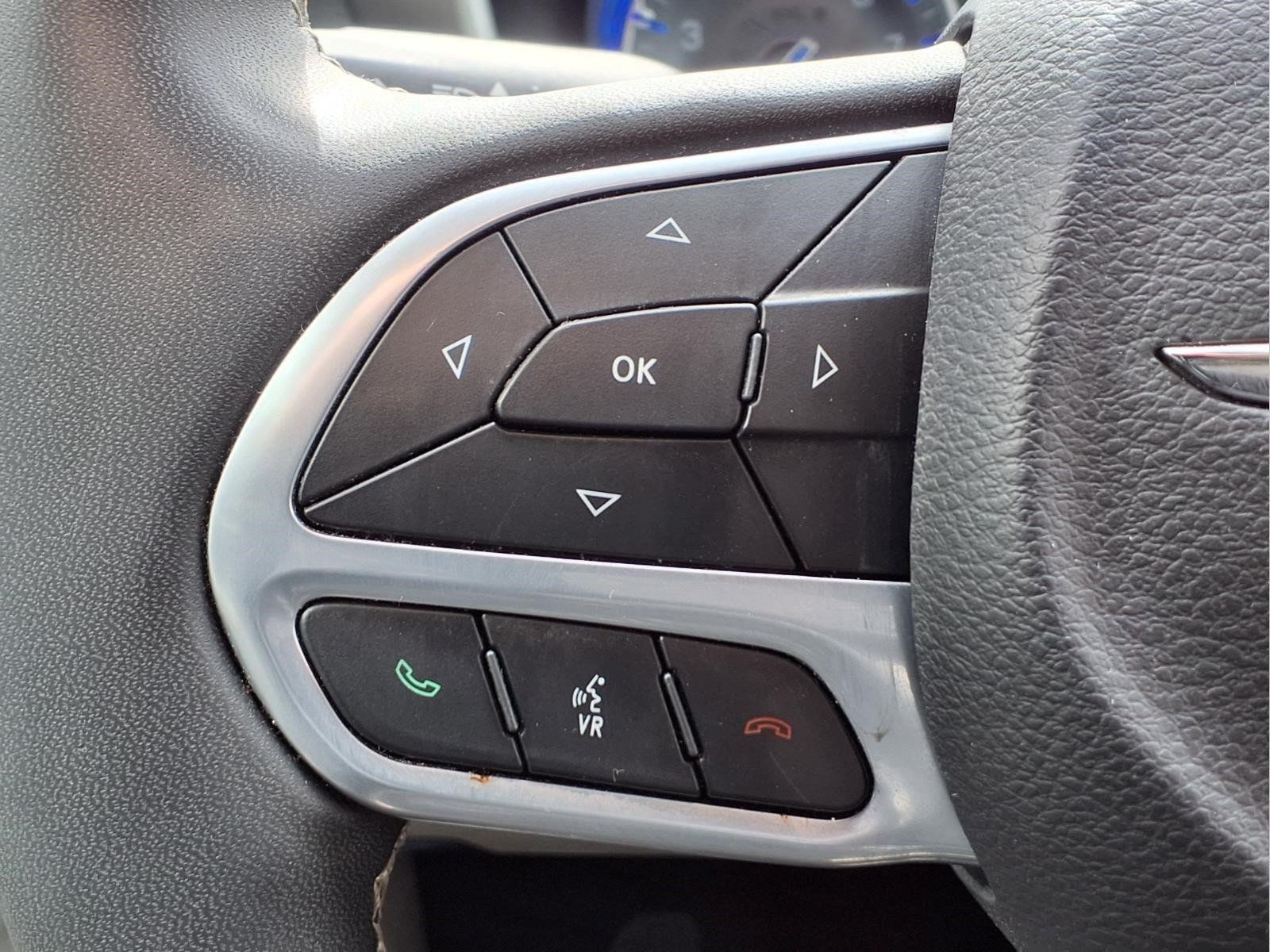 Used 2023 Chrysler Pacifica Touring-L FWD image 21