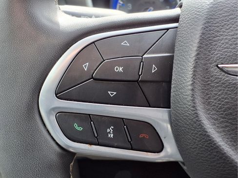 Used 2023 Chrysler Pacifica Touring-L FWD image 21
