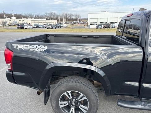 Used 2017 Toyota Tacoma TRD Sport w/ Tow Package (A/T) image 18