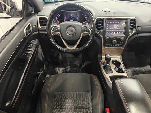 Used 2017 Jeep Grand Cherokee Laredo image 4