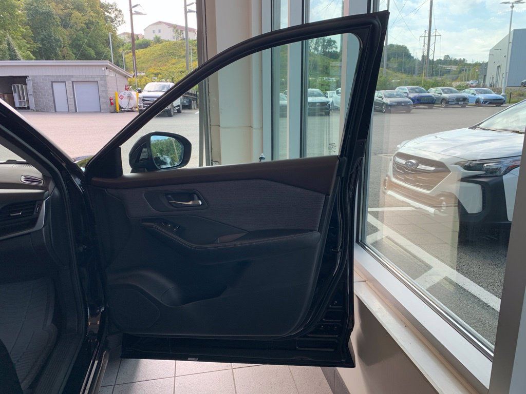 Used 2023 Nissan Rogue SV AWD/4WD image 21
