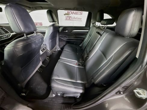 Used 2018 Toyota Highlander XLE image 28