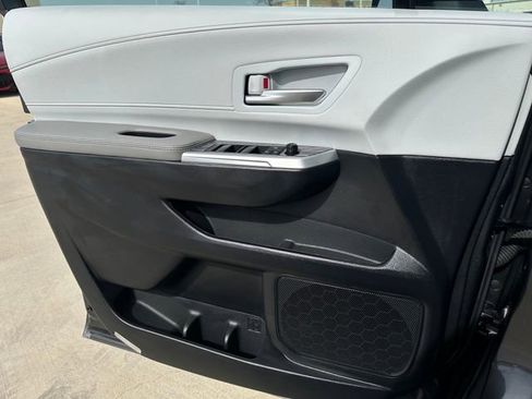 Used 2025 Toyota Sienna XLE image 21