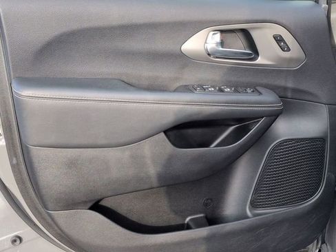 Certified 2025 Chrysler Pacifica Select image 14