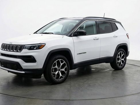 Used 2025 Jeep Compass Limited image 3