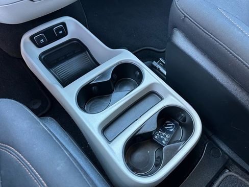 Used 2017 Chrysler Pacifica Touring image 23