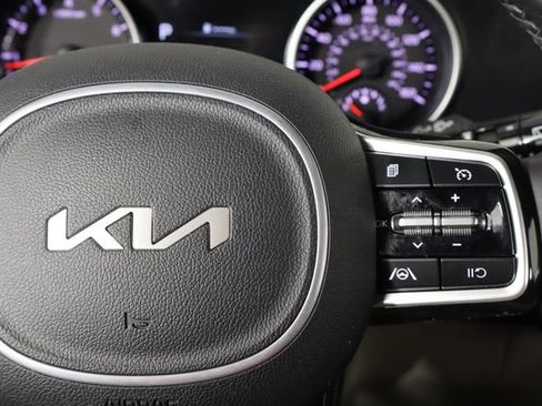 Used 2023 Kia Carnival LX FWD image 10