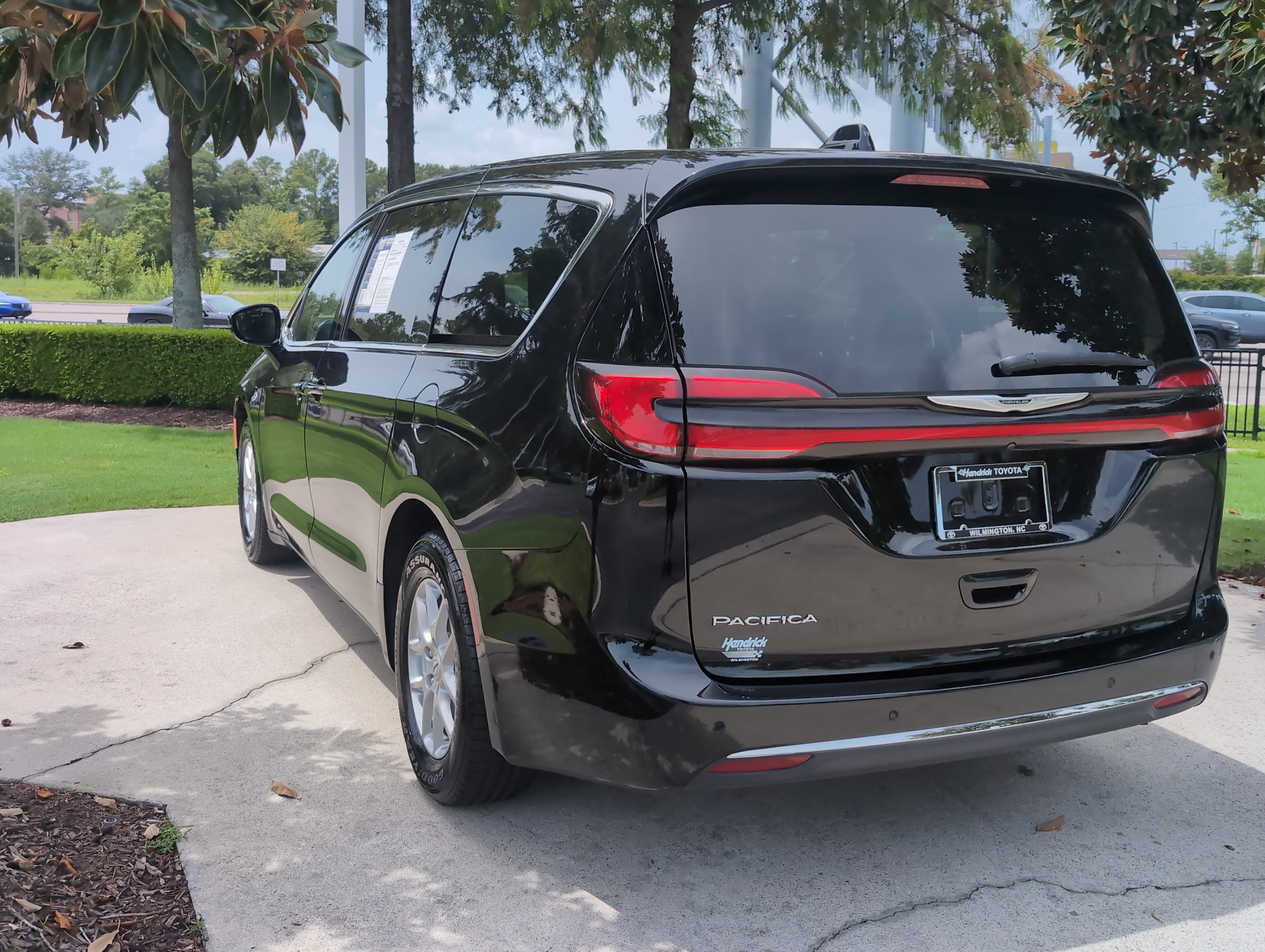 Used 2024 Chrysler Pacifica Touring-L FWD image 8