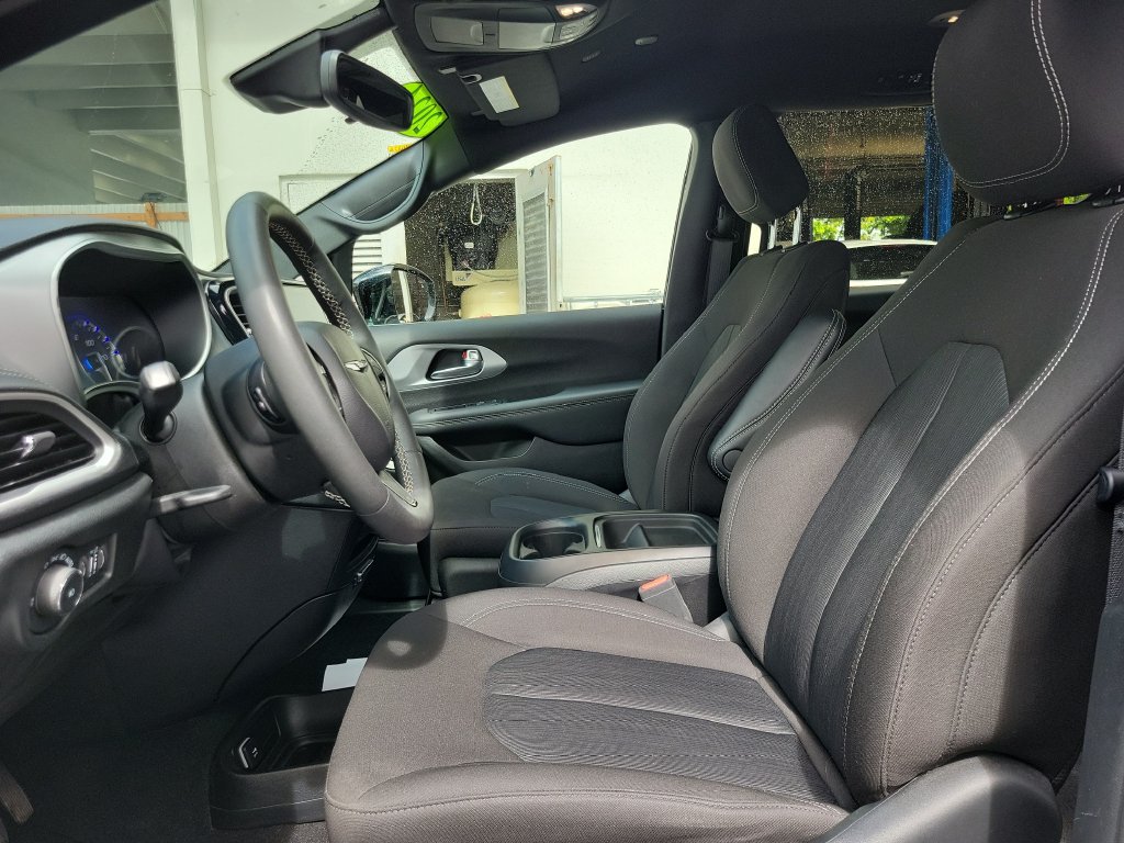 Used 2024 Chrysler Pacifica Touring FWD image 18