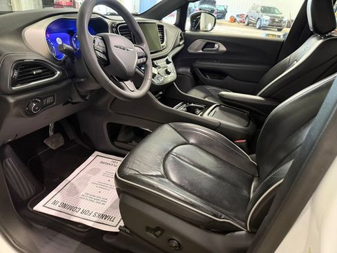Used 2023 Chrysler Pacifica Limited w/ Uconnect Theater Family Group AWD/4WD image 20