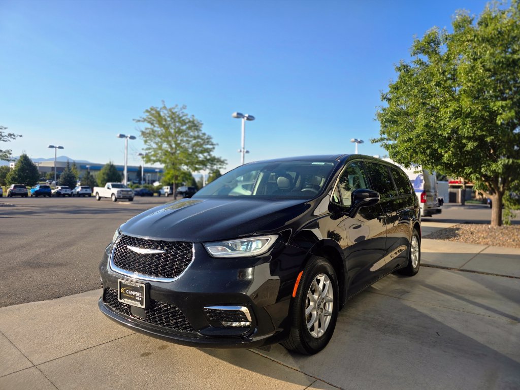 Used 2024 Chrysler Pacifica Touring-L FWD image 3
